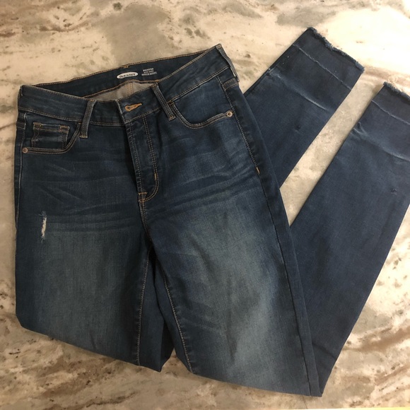 BNWOT mid rise Old Navy Rockstar  4 tall - Picture 3 of 3